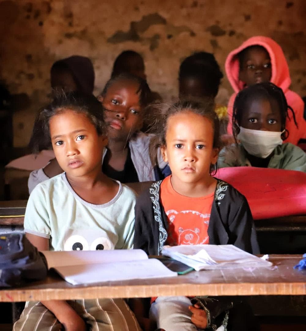 Élèves en classe avec cahiers — apprentissage au cœur de notre mission